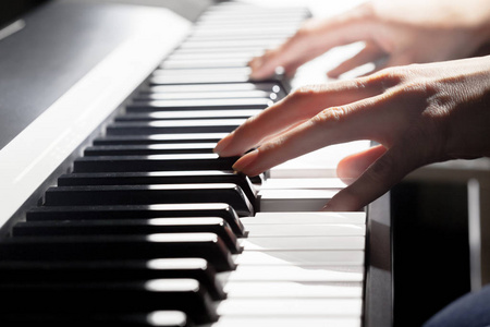 人彈鋼琴。特寫